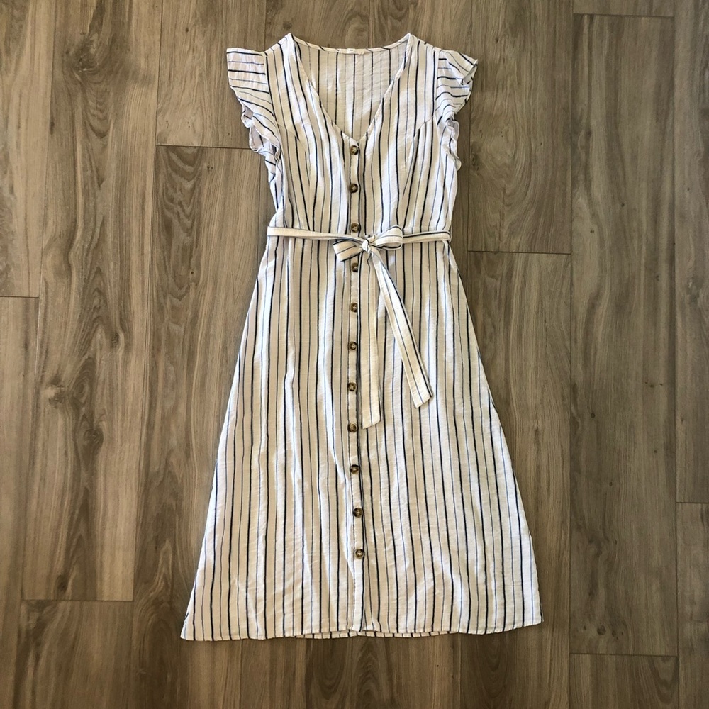 Midi dress with buttons and flutter sleeves